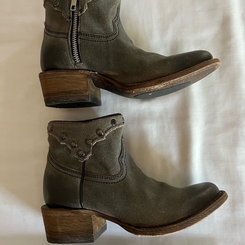 Corral Leather Studded Riding Heel Zip Up Ankle Boot/Bootie Taupe/Grayish Sz 5M